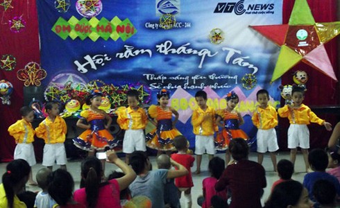 Trung thu đầu tiên của cô bé mắc bệnh hiểm nghèo bị bỏ rơi - ảnh 6