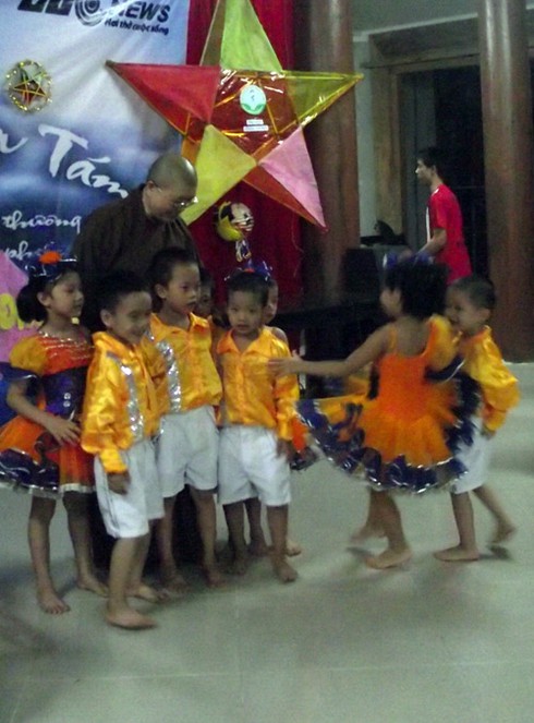 Trung thu đầu tiên của cô bé mắc bệnh hiểm nghèo bị bỏ rơi - ảnh 7