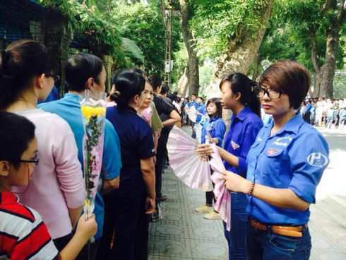 Ngày cuối viếng Đại tướng ở nhà riêng: Người người đổ về không ngớt - ảnh 17