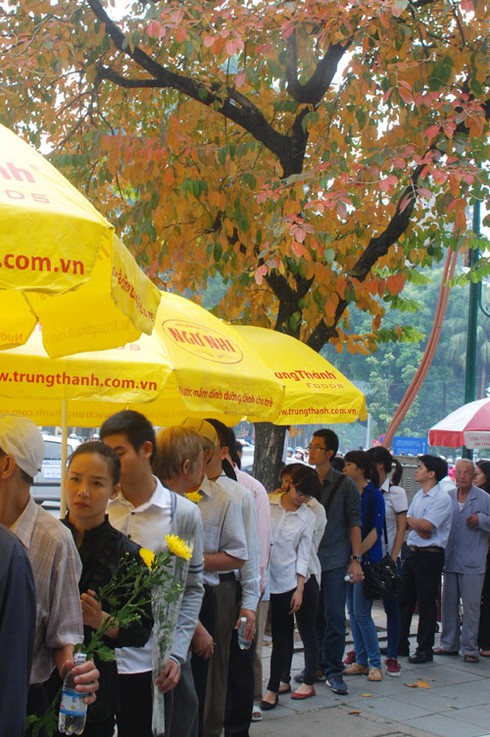 Ngày cuối viếng Đại tướng ở nhà riêng: Người người đổ về không ngớt - ảnh 27