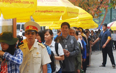 Ngày cuối viếng Đại tướng ở nhà riêng: Người người đổ về không ngớt - ảnh 30