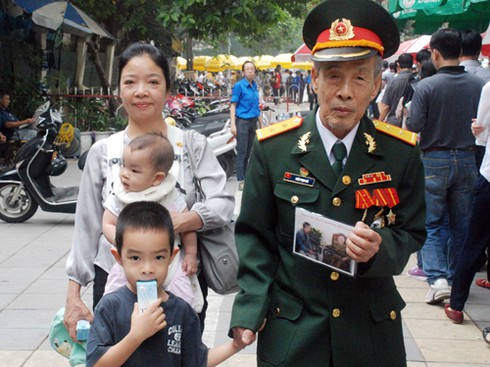 Ngày cuối viếng Đại tướng ở nhà riêng: Người người đổ về không ngớt - ảnh 32