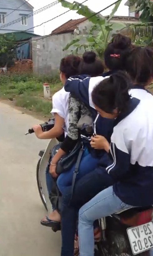 Video: Nữ sinh kẹp 5, lạng lách, đánh võng trên đường - ảnh 2