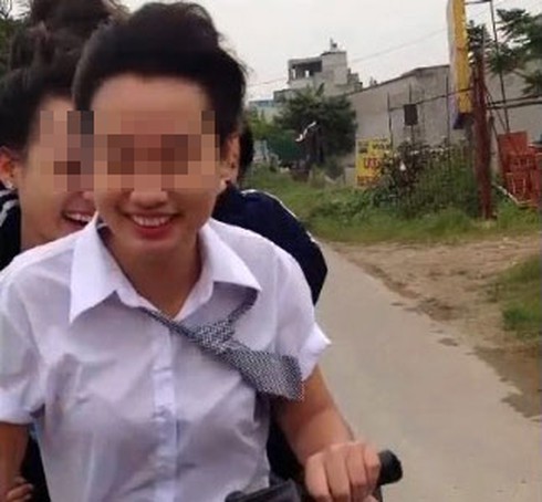 Video: Nữ sinh kẹp 5, lạng lách, đánh võng trên đường - ảnh 1