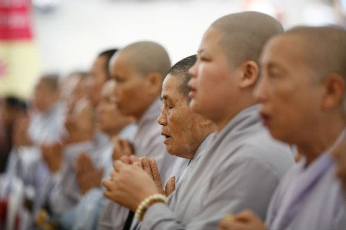 Rơi lệ trước lễ cầu siêu nạn nhân tử vong vì tai nạn giao thông - ảnh 10