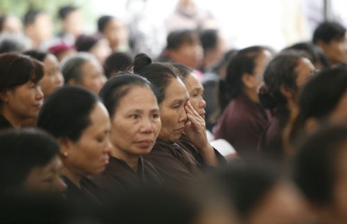 Rơi lệ trước lễ cầu siêu nạn nhân tử vong vì tai nạn giao thông - ảnh 11