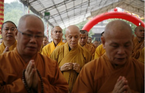 Rơi lệ trước lễ cầu siêu nạn nhân tử vong vì tai nạn giao thông - ảnh 3