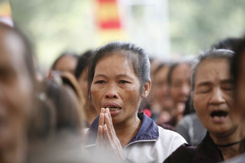 Rơi lệ trước lễ cầu siêu nạn nhân tử vong vì tai nạn giao thông - ảnh 4