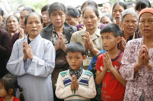 Rơi lệ trước lễ cầu siêu nạn nhân tử vong vì tai nạn giao thông - ảnh 5