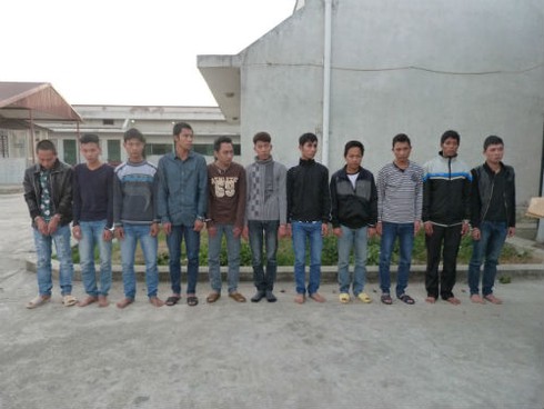 Mẹ liệt sỹ ôm di ảnh con chạy nhóm côn đồ - ảnh 1