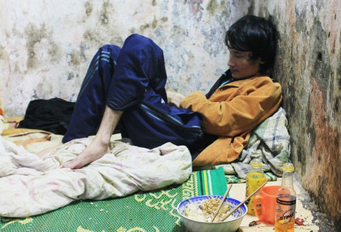 Cụ bà 70 tuổi nhặt rác lấy tiền nuôi con trai bị điên và cháu nhỏ - ảnh 1