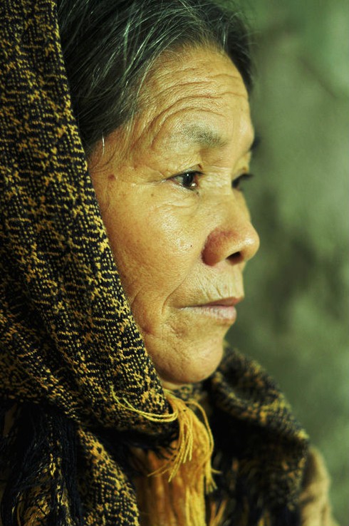 Cụ bà 70 tuổi nhặt rác lấy tiền nuôi con trai bị điên và cháu nhỏ - ảnh 2