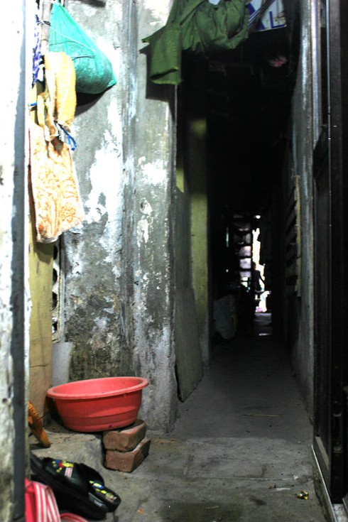 Cụ bà 70 tuổi nhặt rác lấy tiền nuôi con trai bị điên và cháu nhỏ - ảnh 4