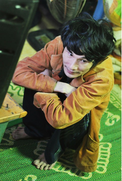 Cụ bà 70 tuổi nhặt rác lấy tiền nuôi con trai bị điên và cháu nhỏ - ảnh 5