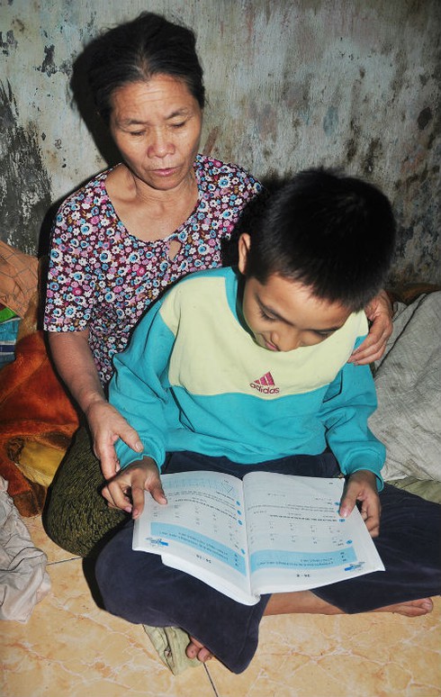 Cụ bà 70 tuổi nhặt rác lấy tiền nuôi con trai bị điên và cháu nhỏ - ảnh 7