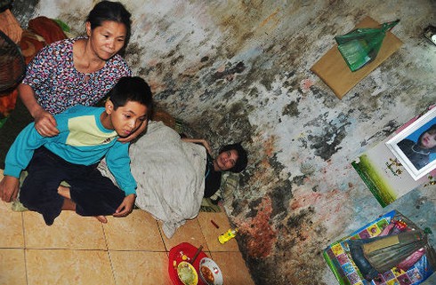 Cụ bà 70 tuổi nhặt rác lấy tiền nuôi con trai bị điên và cháu nhỏ - ảnh 8