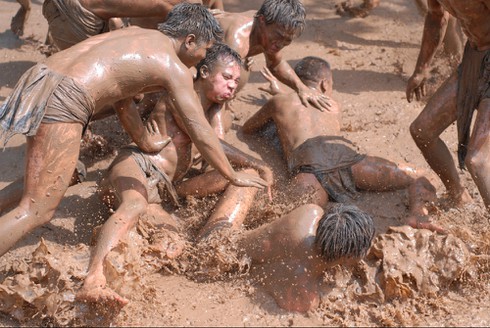 Lễ hội vật cầu bùn độc đáo nhất Việt Nam - ảnh 9