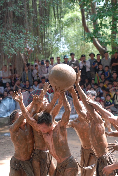 Lễ hội vật cầu bùn độc đáo nhất Việt Nam - ảnh 10