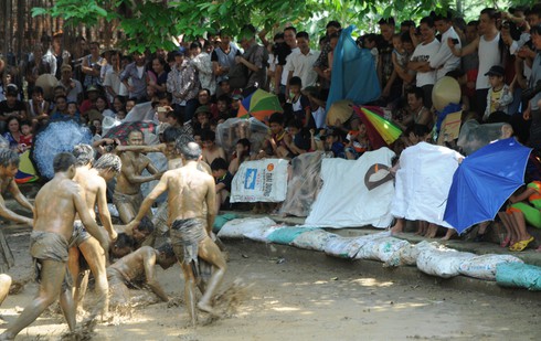 Lễ hội vật cầu bùn độc đáo nhất Việt Nam - ảnh 13