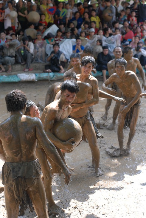 Lễ hội vật cầu bùn độc đáo nhất Việt Nam - ảnh 7