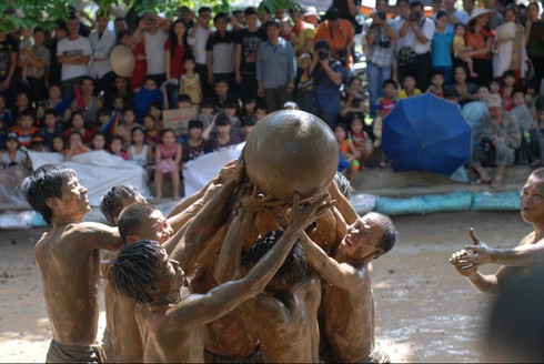 Lễ hội vật cầu bùn độc đáo nhất Việt Nam - ảnh 8