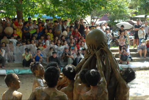 Lễ hội vật cầu bùn độc đáo nhất Việt Nam - ảnh 1