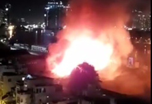 TP.HCM: Hơn 200 chiến sĩ PCCC xuyên đêm chữa cháy cứu kho sơn - ảnh 2