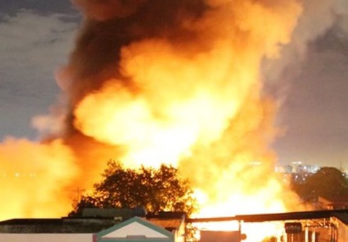 TP.HCM: Hơn 200 chiến sĩ PCCC xuyên đêm chữa cháy cứu kho sơn - ảnh 3