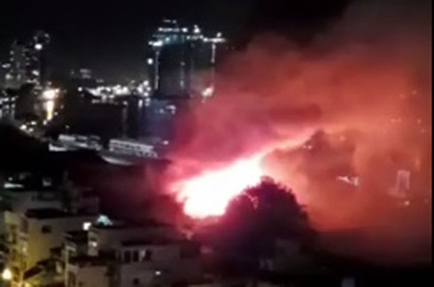 TP.HCM: Hơn 200 chiến sĩ PCCC xuyên đêm chữa cháy cứu kho sơn - ảnh 1