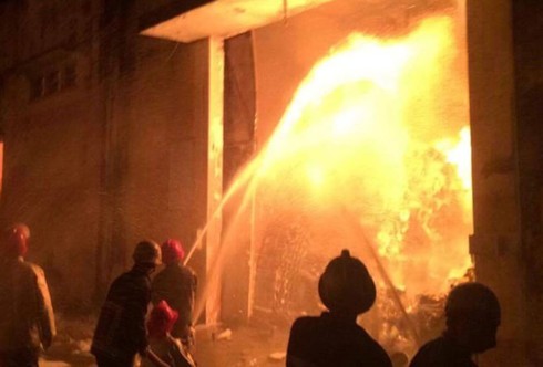 TP.HCM: Hơn 200 chiến sĩ PCCC xuyên đêm chữa cháy cứu kho sơn - ảnh 4