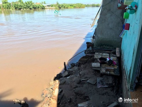 TP.Hồ Chí Minh: Bất ngờ sạt lở trong đêm, 5 ngôi nhà bị cuốn trôi xuống sông - ảnh 2