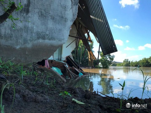 TP.Hồ Chí Minh: Bất ngờ sạt lở trong đêm, 5 ngôi nhà bị cuốn trôi xuống sông - ảnh 1