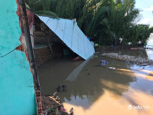 TP.Hồ Chí Minh: Bất ngờ sạt lở trong đêm, 5 ngôi nhà bị cuốn trôi xuống sông - ảnh 3