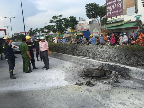 TP HCM: Xe máy chở xăng bốc cháy trên đại lộ - ảnh 1