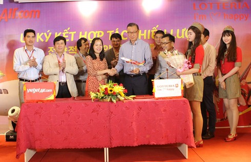 Vietjet và Lotteria Việt Nam ký kết hợp tác chiến lược - ảnh 1