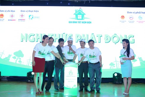 Phát động thi đua gia đình tiết kiệm điện T.P Yên Bái năm 2015 - ảnh 1