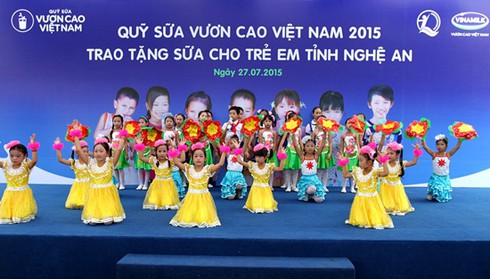 Quỹ sữa “Vươn cao VN” đến với gia đình chính sách Nghệ An - ảnh 4