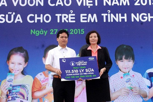 Quỹ sữa “Vươn cao VN” đến với gia đình chính sách Nghệ An - ảnh 2