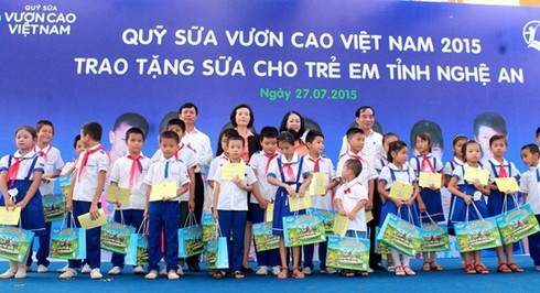 Quỹ sữa “Vươn cao VN” đến với gia đình chính sách Nghệ An - ảnh 6