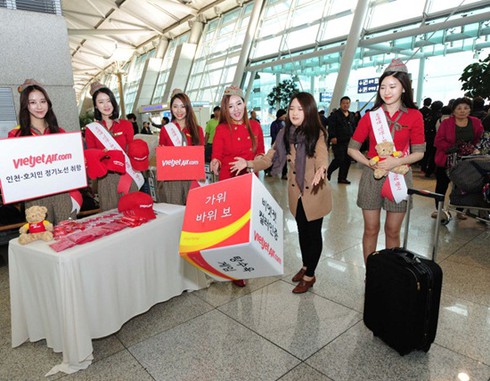 Vietjet nhảy Flashmob xe điện thời trang, khai trương đường bay Tp.HCM - Seoul - ảnh 3