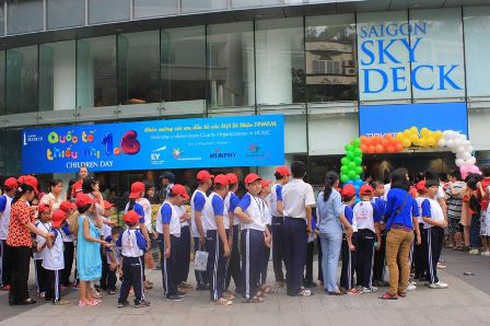 Tết thiếu nhi vui vẻ cho trẻ em kém may mắn - ảnh 1