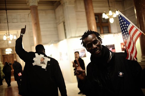 Muôn kiểu ăn mừng chiến thắng cho ông Obama của người dân thế giới - ảnh 1