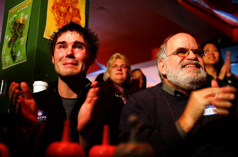 Muôn kiểu ăn mừng chiến thắng cho ông Obama của người dân thế giới - ảnh 2