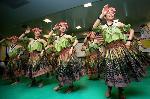 Muôn kiểu ăn mừng chiến thắng cho ông Obama của người dân thế giới - ảnh 4