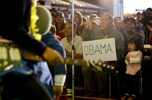 Muôn kiểu ăn mừng chiến thắng cho ông Obama của người dân thế giới - ảnh 5