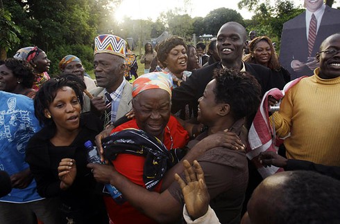 Muôn kiểu ăn mừng chiến thắng cho ông Obama của người dân thế giới - ảnh 6