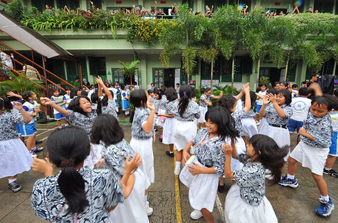 Muôn kiểu ăn mừng chiến thắng cho ông Obama của người dân thế giới - ảnh 7