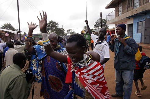 Muôn kiểu ăn mừng chiến thắng cho ông Obama của người dân thế giới - ảnh 8