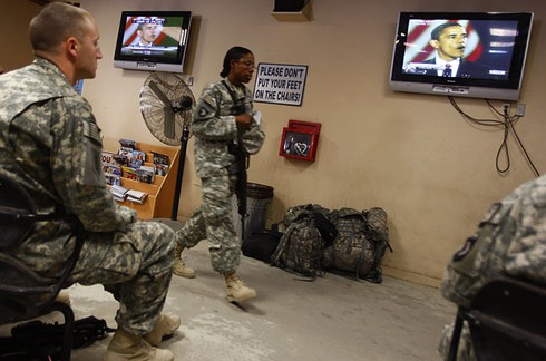 Muôn kiểu ăn mừng chiến thắng cho ông Obama của người dân thế giới - ảnh 9