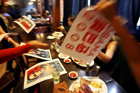 Muôn kiểu ăn mừng chiến thắng cho ông Obama của người dân thế giới - ảnh 10